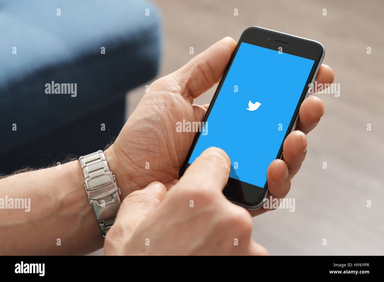 Kiev, Ukraine - Mars 06, 2016 : un homme à l'aide d'application Twitter sur Apple iPhone 6. Twitter est un service de réseau social en ligne qui permet aux utilisateurs d'envoyer Banque D'Images