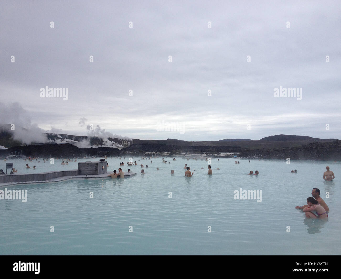 Grindavík, Islande - 5 juillet 2015 : la natation de personnes et de vous détendre dans le Blue Lagoon, un spa géothermique naturel près de Reykjavik, Islande,. Minéral naturel Banque D'Images