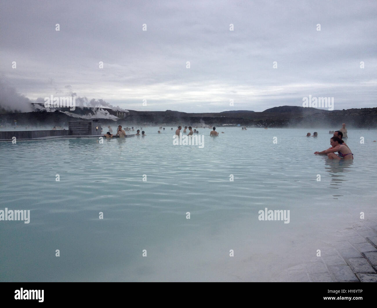 Grindavik, Islande - 5 juillet 2015 : profitez de l'Blue Lagoon en Grindavik sur la péninsule de Reykjanes près de Reykjavik, Islande. Couple enjoying la n Banque D'Images