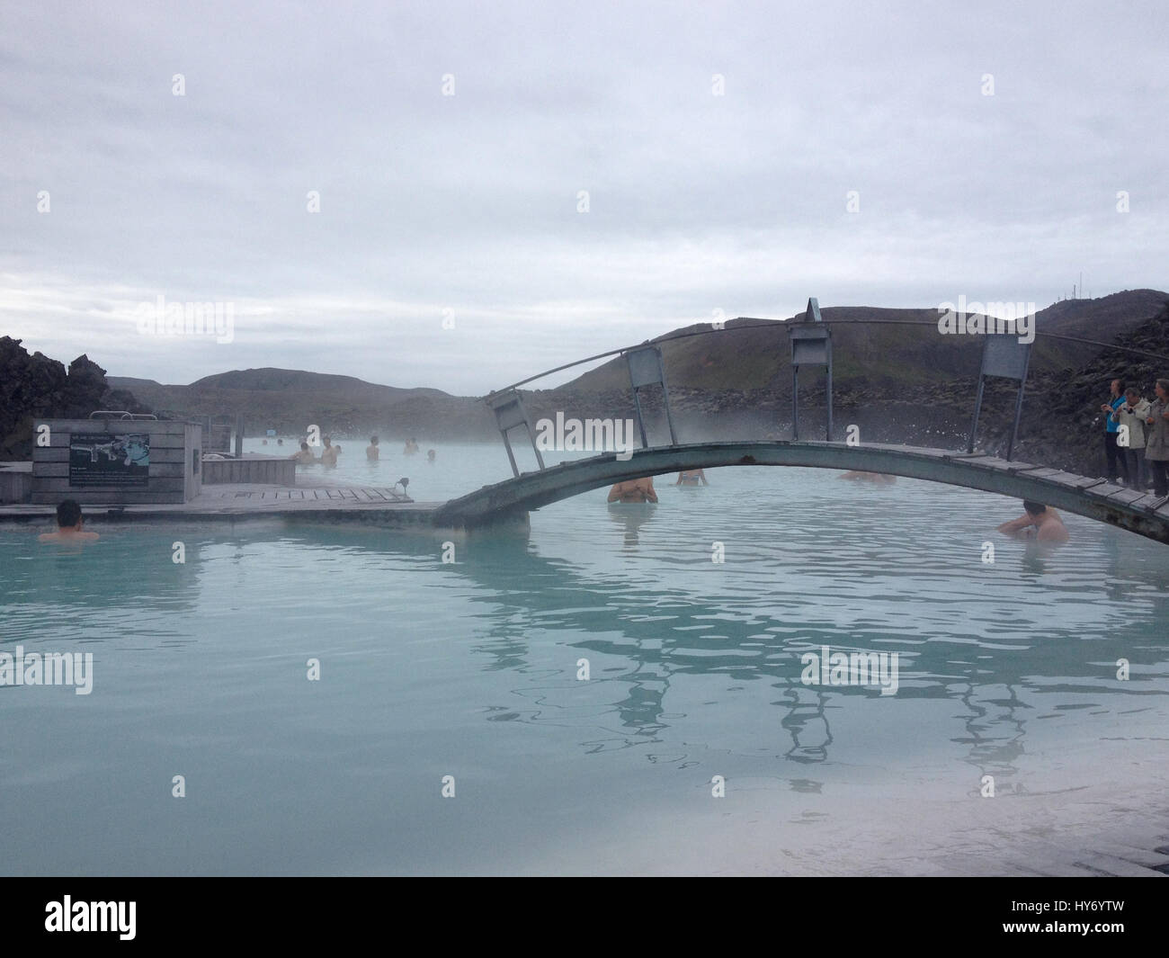 Grindavik, Islande - 5 juillet 2015 : Pont sur Blue Lagoon en Grindavik sur la péninsule de Reykjanes près de Reykjavik, Islande. Les touristes se relaxer Banque D'Images