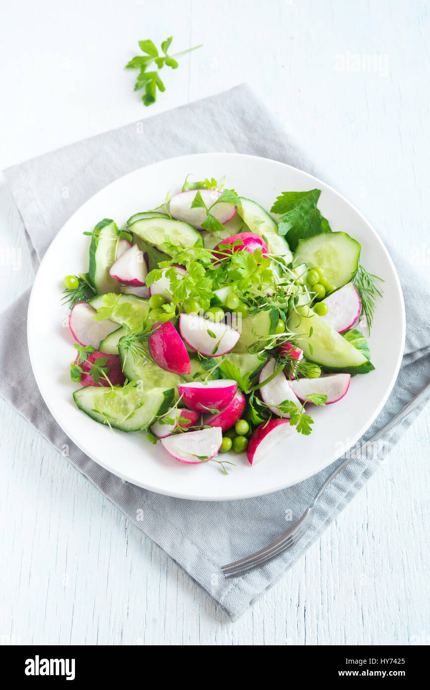 Salade de légumes de printemps en bonne santé avec des radis, concombre, pois verts et les germes, alimentation, bio, végétarienne, végétalienne, green food, snack-detox de printemps Banque D'Images