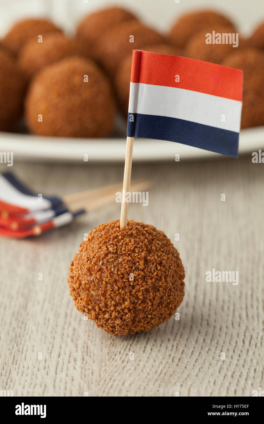 Snack traditionnel néerlandais bitterballen avec un pavillon néerlandais cocktail stick Banque D'Images