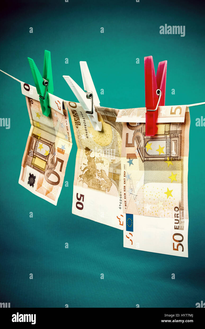 Le blanchiment de cinquante euros notes sur fond bleu Banque D'Images