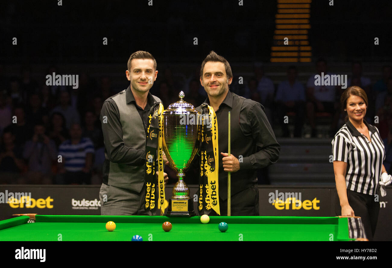 Plovdiv, Bulgarie - 1 octobre : Mark Selby et Ronnie O'Sullivan posent avec le trophée avant le match de snooker entre eux dans Kolodruma sports hall Banque D'Images