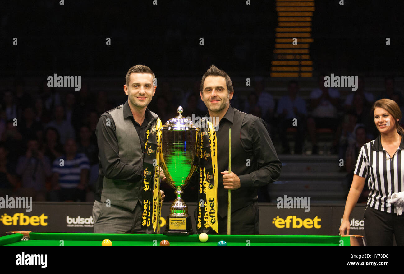 Plovdiv, Bulgarie - 1 octobre : Mark Selby et Ronnie O'Sullivan posent avec le trophée avant le match de snooker entre eux dans Kolodruma sports hall Banque D'Images