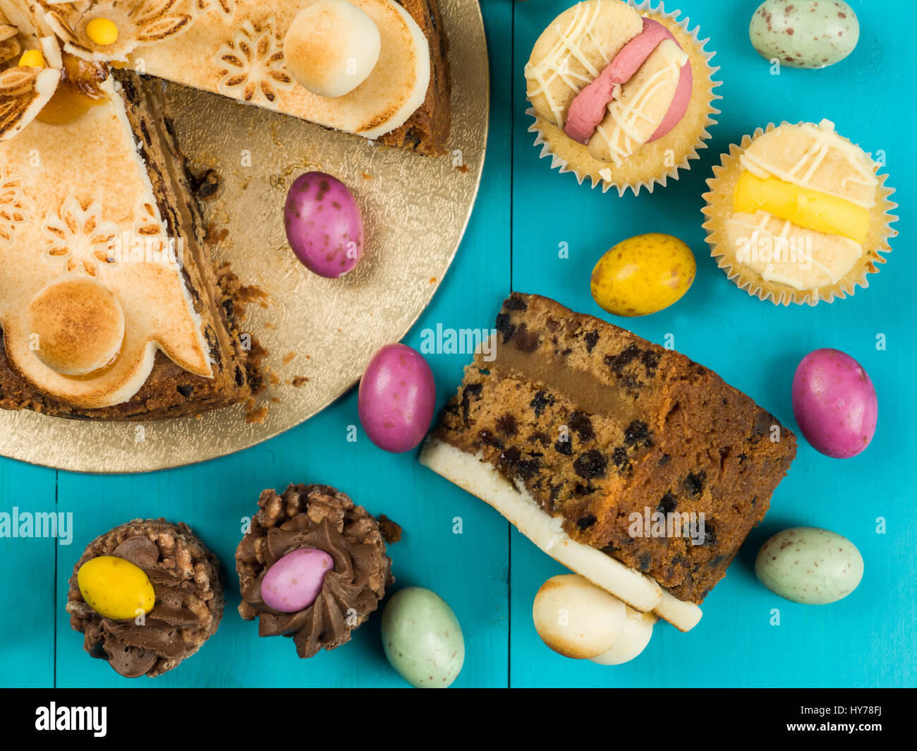 Dimanche de pâques traditionnel thé de l'après-midi et des gâteaux sur un fond bleu Banque D'Images