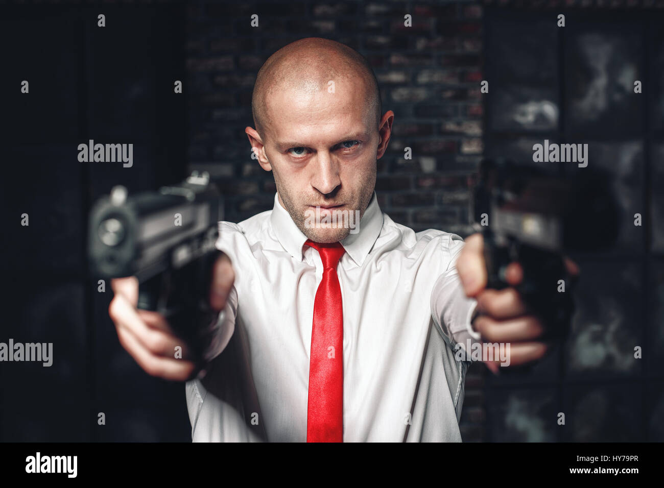 Engagé dans assassin sérieux vise une cravate rouge avec deux pistolets.  Agent secret professionnel concept. Meurtrier d'armes à feu, le papier  peint, l'arrière-plan ou de l'affiche Photo Stock - Alamy