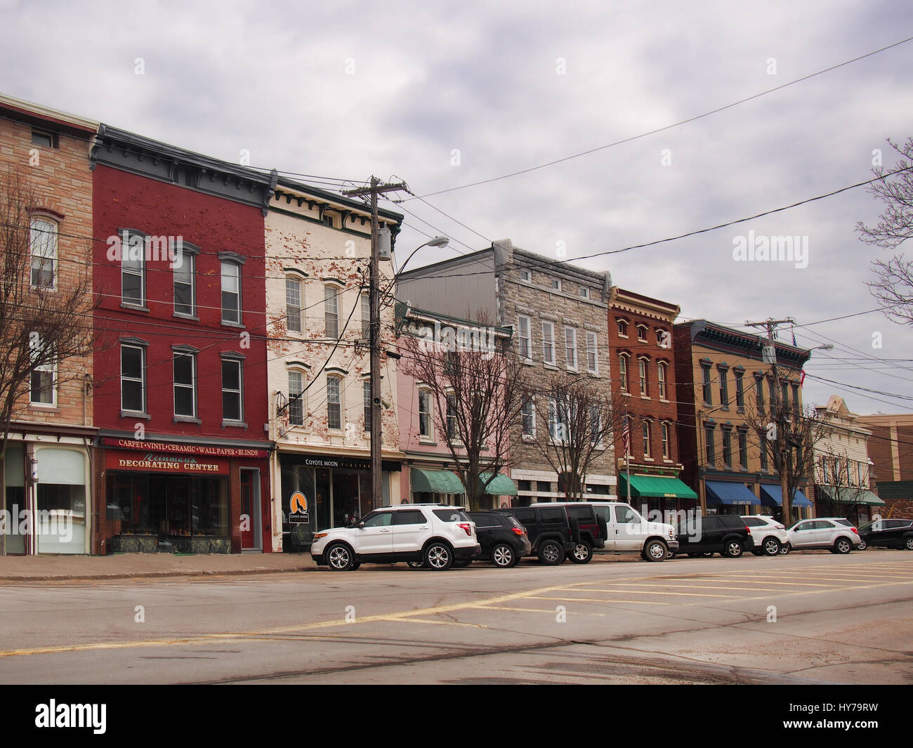 Clayton, New York, USA. Le 29 mars 2017 . Le centre-ville de Clayton, NY sous un ciel couvert, début de matinée de printemps Banque D'Images