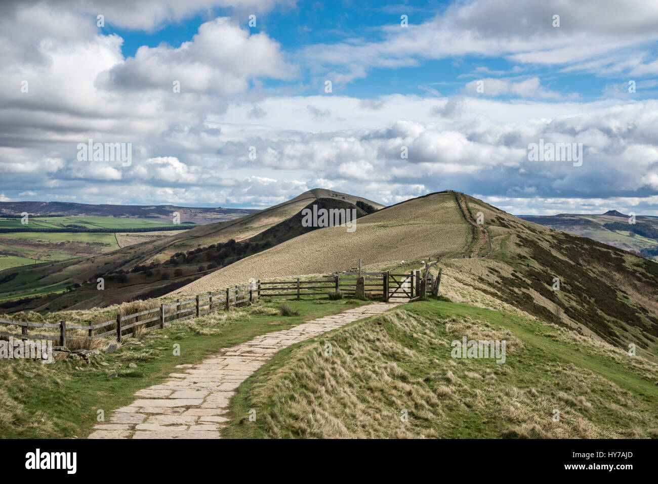 Chemin pavé sur la crête à pied de Mam Tor pour perdre Hill dans le Peak District, Derbyshire, Angleterre. Banque D'Images