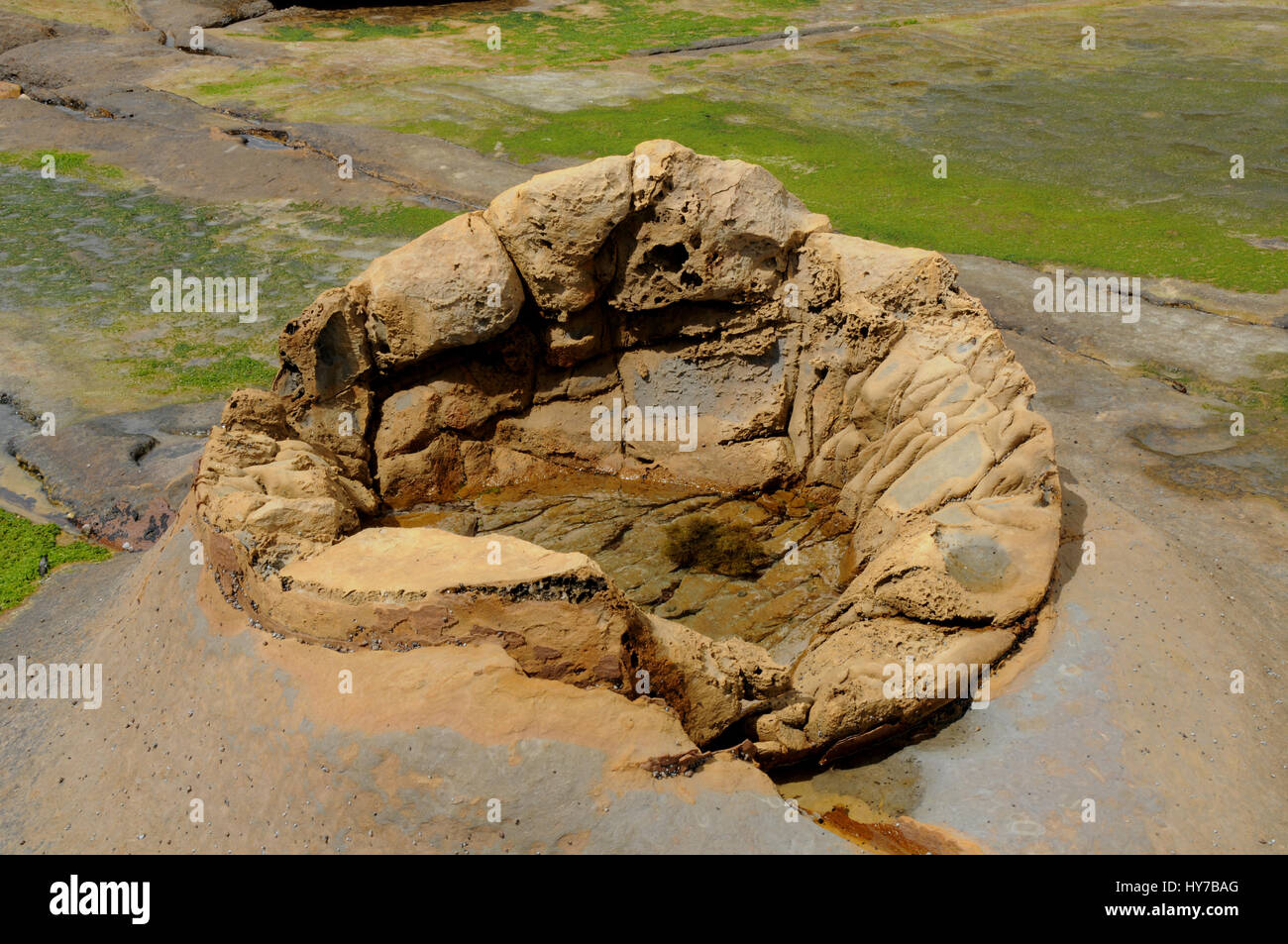 Vestiges de l'Katiki rochers sur la plage près de Shag Point, leurs cousins plus célèbre a quelques 12 km au nord de ces à Moeraki. Banque D'Images