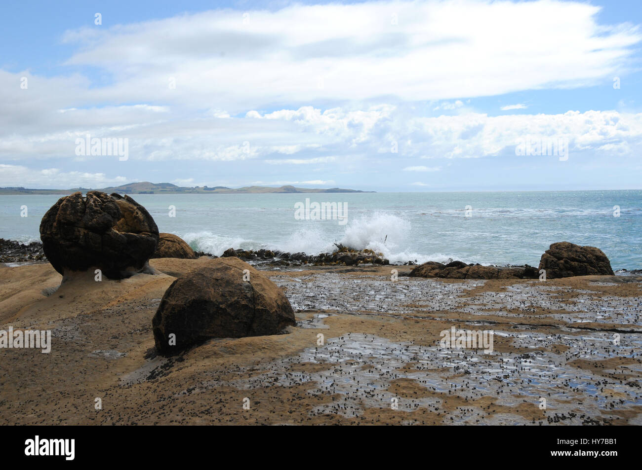 Vestiges de l'Katiki rochers sur la plage près de Shag Point, leurs cousins plus célèbre a quelques 12 km au nord de ces à Moeraki. Banque D'Images