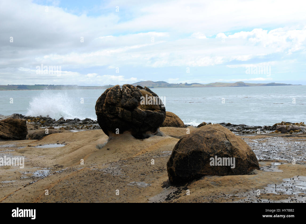 Vestiges de l'Katiki rochers sur la plage près de Shag Point, leurs cousins plus célèbre a quelques 12 km au nord de ces à Moeraki. Banque D'Images