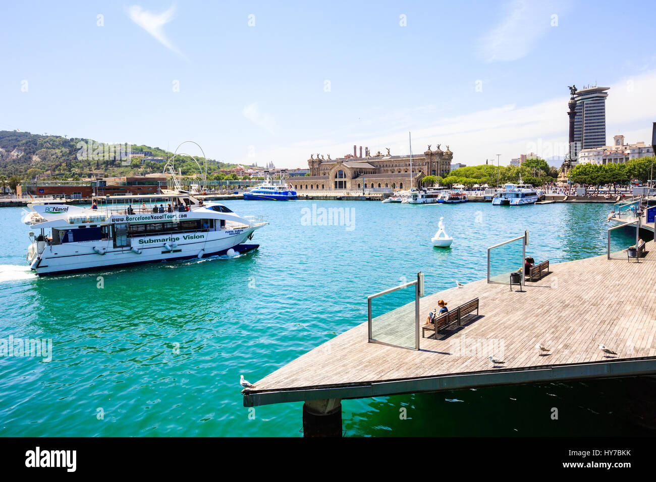 Barcelone, Espagne - 27 mai 2016 : Port Vell de Barcelone, passerelle piétonnière Rambla de Mar, Columbus statue, bateau de plaisance touristique transmis à la Banque D'Images