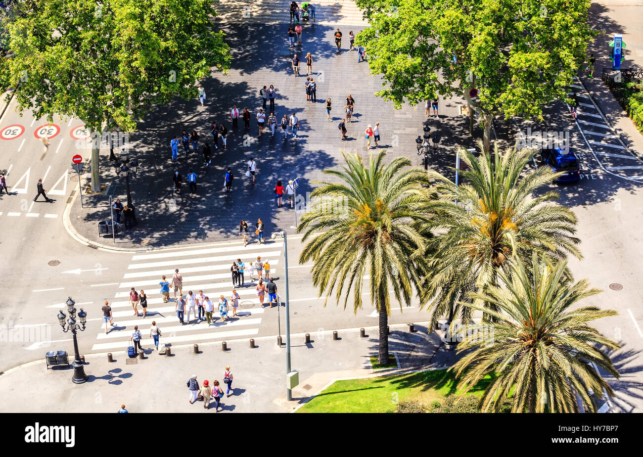 Barcelone, Espagne - 27 mai 2016 : les personnes qui traversent la rue. La Rambla de Santa Monica Banque D'Images