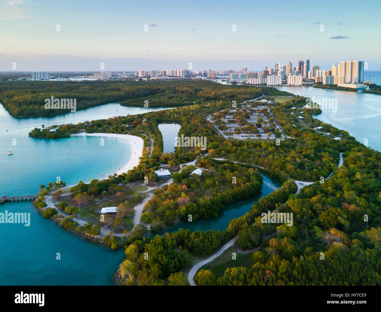 Vue aérienne de Oleta River State Park, Halouver et Sunny Isles à Miami, en Floride. Banque D'Images