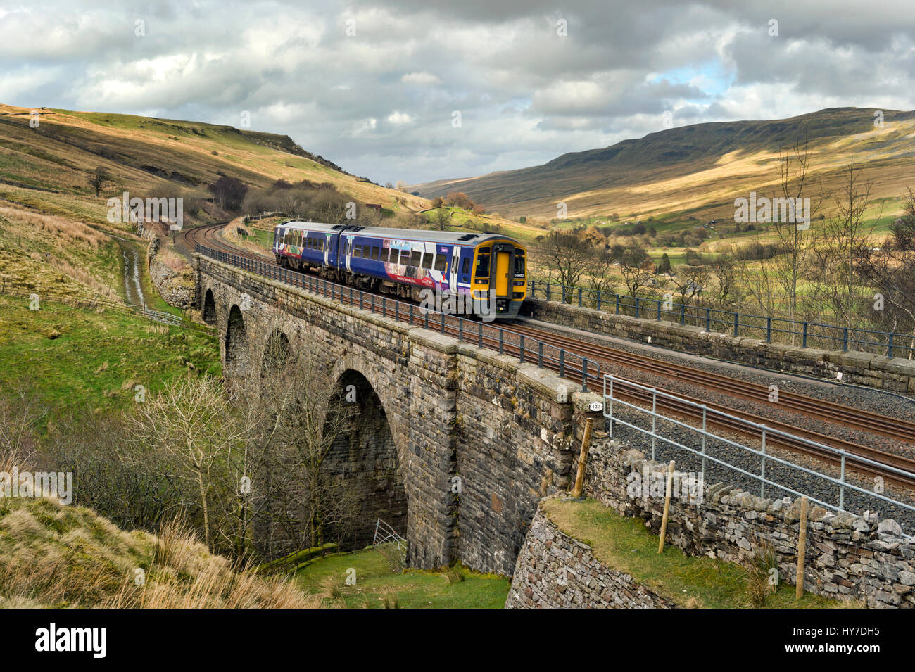 Sprinter train à Ais Gill Viaduct, Mallerstang, Eden Valley, Cumbria, en route vers Londres le premier jour de réouverture de la voie ferrée Settle-Carlisle Banque D'Images