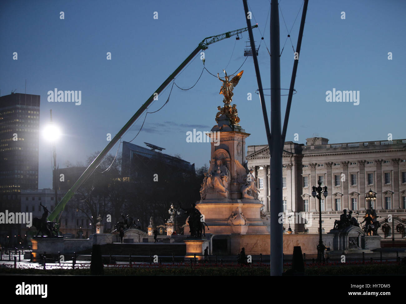 Une équipe se prépare à tourner une scène du film Mary Poppins suite retourne devant le palais de Buckingham, au centre de Londres. Banque D'Images