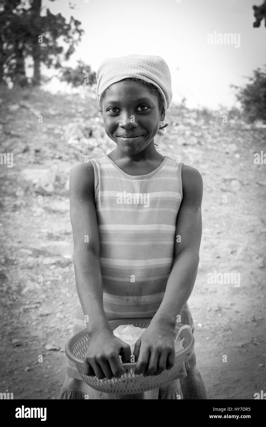 Jeune haïtienne attendent dans les montagnes de la clinique Banque D'Images