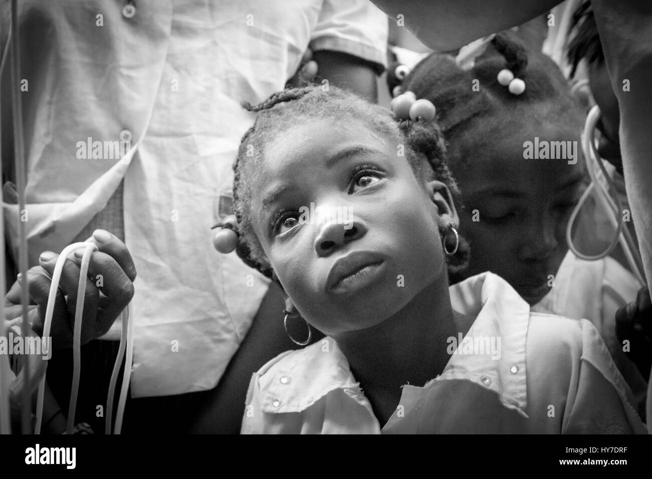 Jeune haïtienne en attente de la clinique Banque D'Images