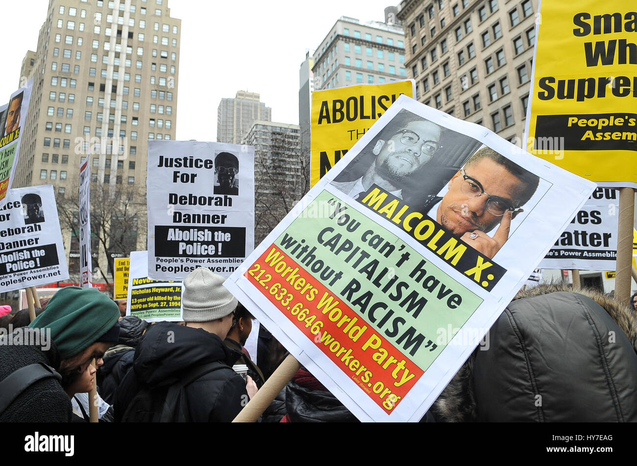 New York, États-Unis. 01 avr, 2017. Une foule d'environ 300 personnes se sont réunies à Union Square sur l'après-midi du 1 avril 2017, pour une mesure d'urgence à dire contre la violence et les décès subi par la population noire et a appelé à la fin de la NYPD. La foule rassemblée et a continué de mars à Herald Square à Manhattan, où Timothy Caughman a été tué et de garder une minute de silence en l'honneur de Timothée et d'autres victimes de crimes de haine et dire non aux crimes haineux et de terrorisme intérieur. Credit : Luiz Roberto Lima/Pacific Press/Alamy Live News Banque D'Images