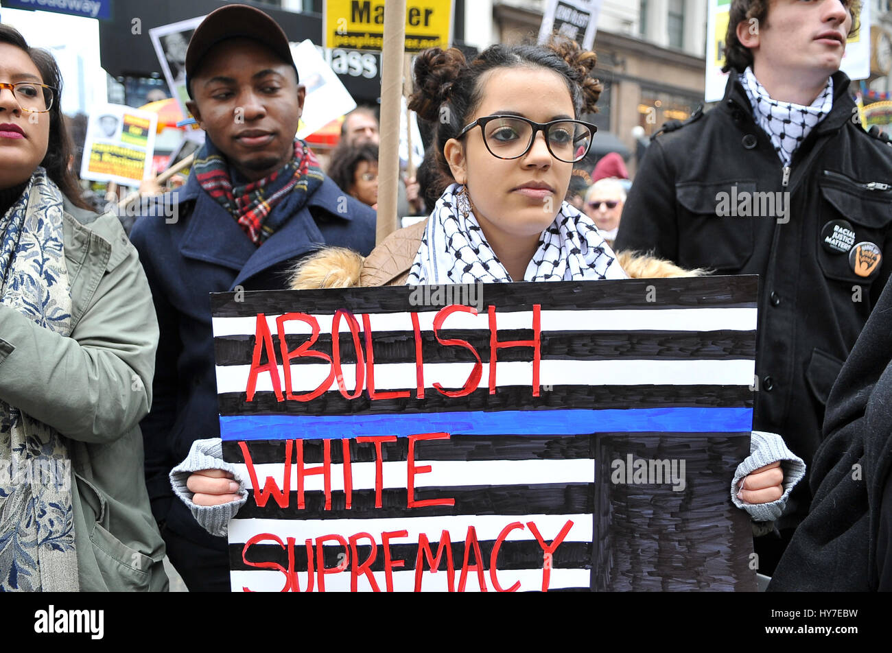 New York, États-Unis. 01 avr, 2017. Une foule d'environ 300 personnes se sont réunies à Union Square sur l'après-midi du 1 avril 2017, pour une mesure d'urgence à dire contre la violence et les décès subi par la population noire et a appelé à la fin de la NYPD. La foule rassemblée et a continué de mars à Herald Square à Manhattan, où Timothy Caughman a été tué et de garder une minute de silence en l'honneur de Timothée et d'autres victimes de crimes de haine et dire non aux crimes haineux et de terrorisme intérieur. Credit : Luiz Roberto Lima/Pacific Press/Alamy Live News Banque D'Images