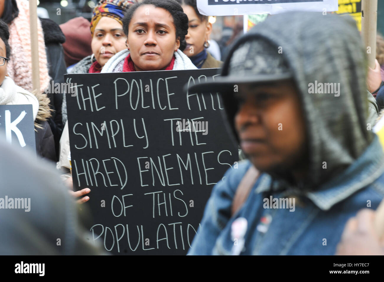 New York, États-Unis. 01 avr, 2017. Une foule d'environ 300 personnes se sont réunies à Union Square sur l'après-midi du 1 avril 2017, pour une mesure d'urgence à dire contre la violence et les décès subi par la population noire et a appelé à la fin de la NYPD. La foule rassemblée et a continué de mars à Herald Square à Manhattan, où Timothy Caughman a été tué et de garder une minute de silence en l'honneur de Timothée et d'autres victimes de crimes de haine et dire non aux crimes haineux et de terrorisme intérieur. Credit : Luiz Roberto Lima/Pacific Press/Alamy Live News Banque D'Images