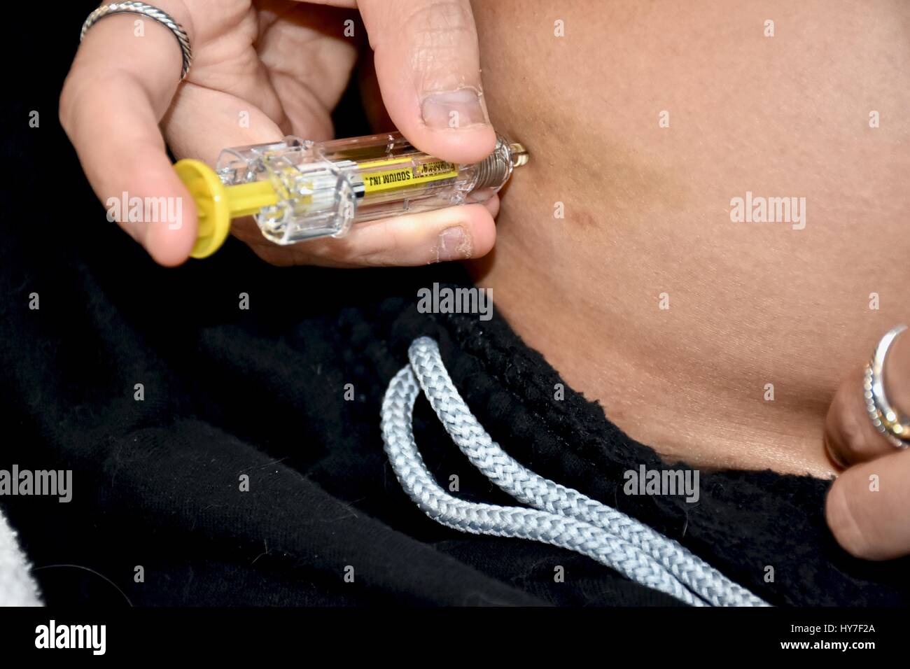 L'administration d'une injection sous-cutanée Banque D'Images