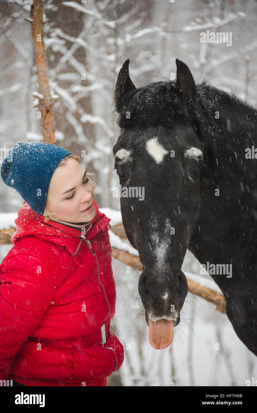 Jeune femme avec un cheval Banque D'Images