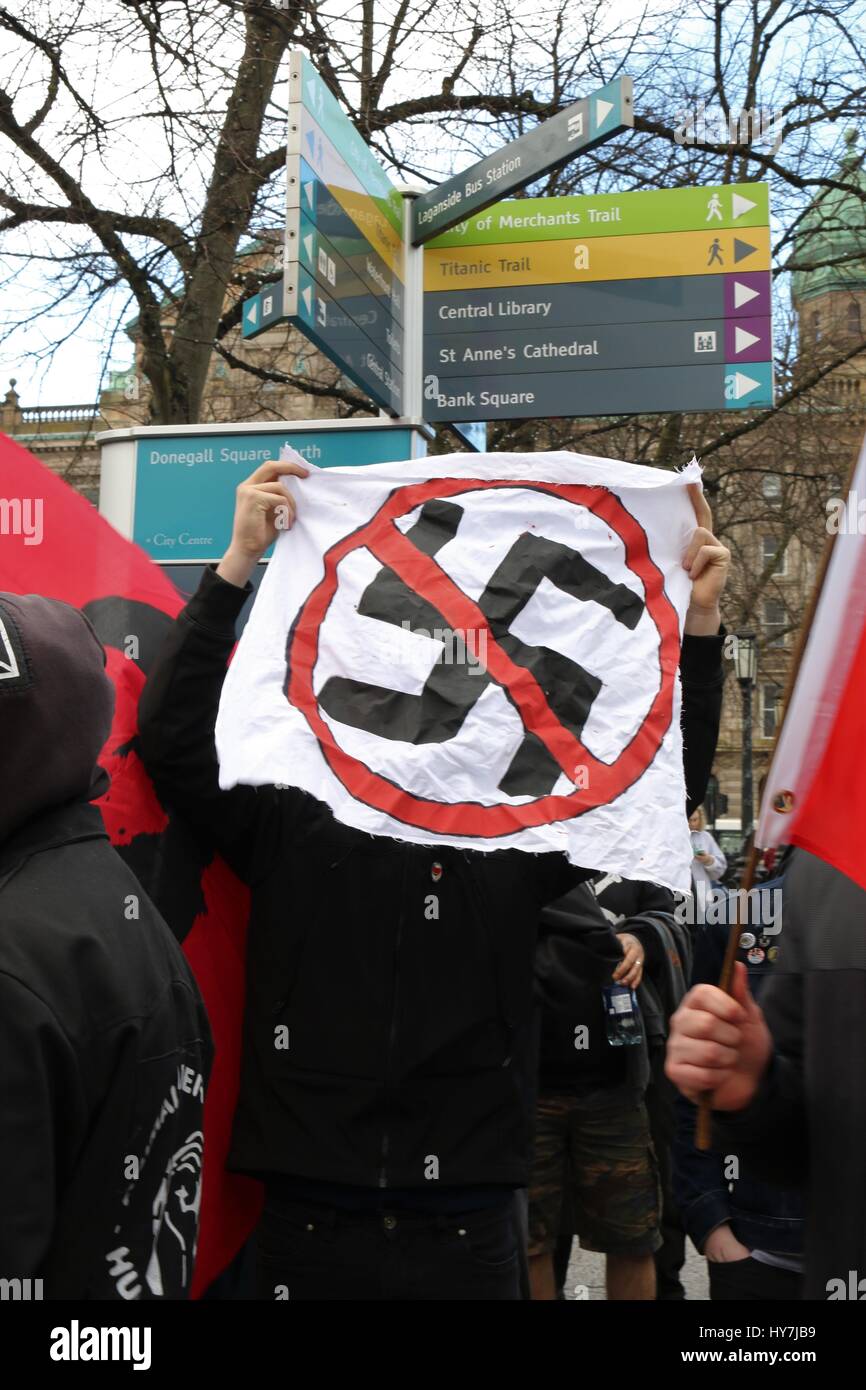 Belfast, en Irlande du Nord, Royaume-Uni. 1er avril 2017. Un manifestant affiche un drapeau nazi au cours d'une manifestation à Belfast Crédit : Conall Kearney/Alamy Live News Banque D'Images
