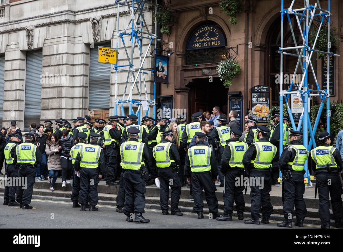 Londres, Royaume-Uni. 1er avril 2017. Forme un cordon de police autour de membres de l'extrême-droite à l'extérieur de la Ligue de défense anglaise Seigneur Lune du Mall pub à Whitehall. Credit : Mark Kerrison/Alamy Live News Banque D'Images