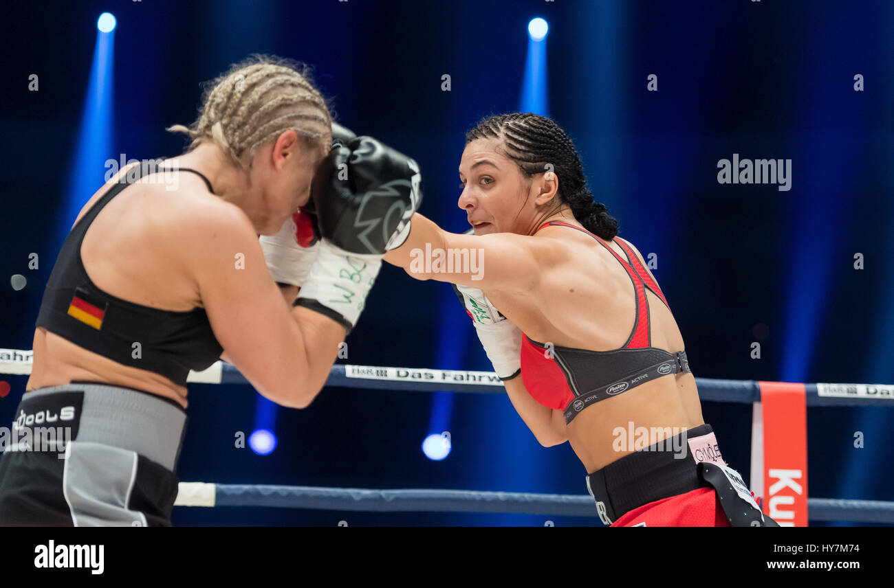 Dortmund, Allemagne. 1er avril 2017. Christina Marteau (r) de l'Allemagne et Maria Lindberg de Suède en action pendant le Championnat du Monde WBC lutte à Dortmund, en Allemagne, 1 avril 2017. Photo : Guido Kirchner/dpa/Alamy Live News Banque D'Images