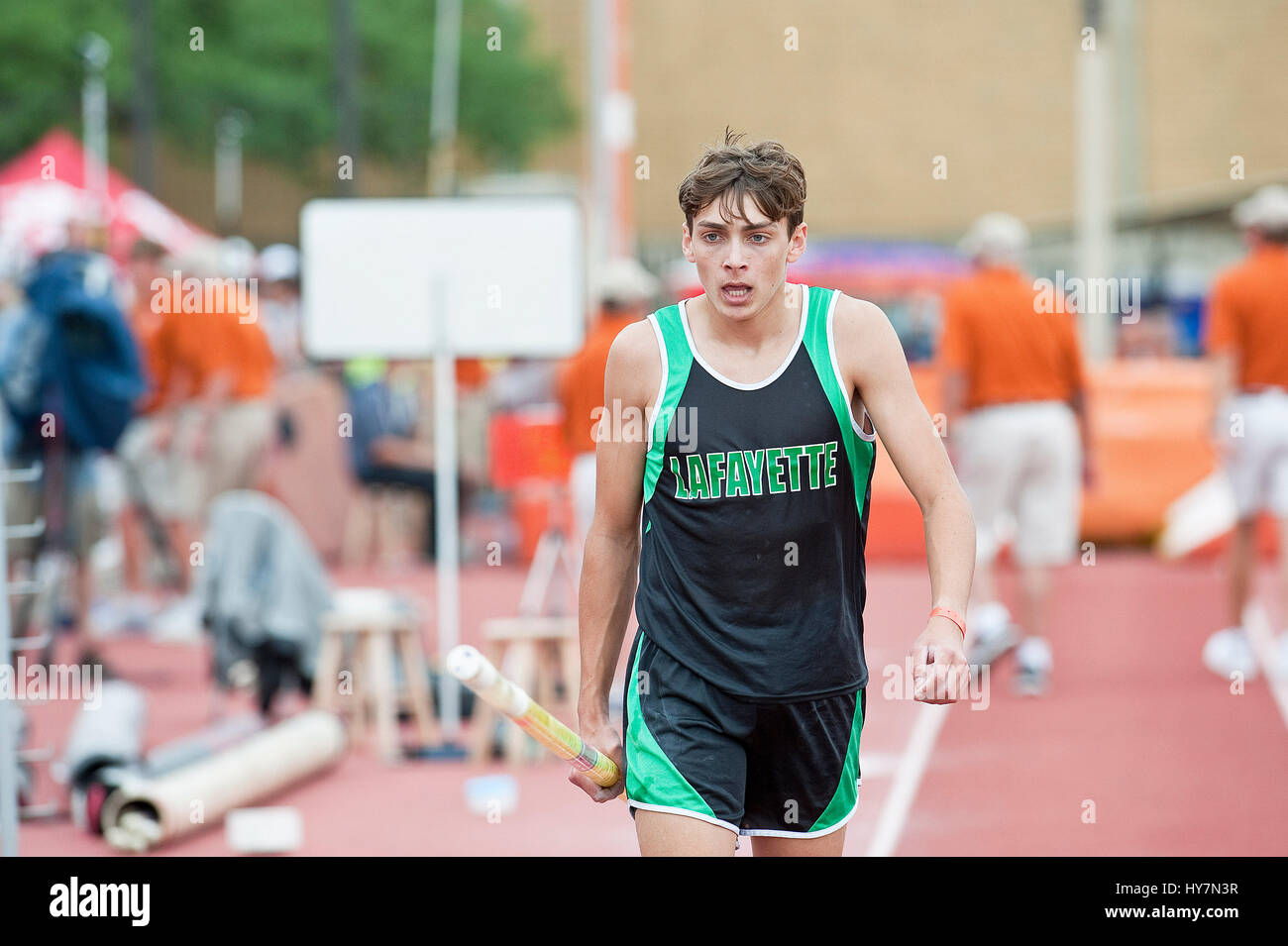 01 avril 2017 : Armand Duplantis # 1942 Perche élite hommes avec Lafayette High School en action à la 90e marche de la Clyde Littlefield Texas les relais à Mike A. Myers Stadium. Austin, Texas. Mario Cantu/CSM Banque D'Images