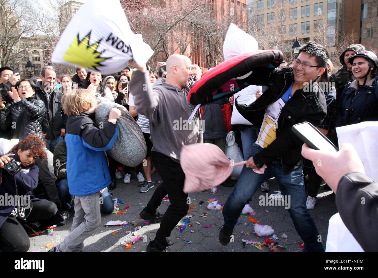 New York, États-Unis. - 1er. Apr 2017 -- l'International Pillow fight day qui est une guerre d'oreillers flash mob a eu lieu le 1er avril 2017 dans plus de 50 villes à travers le monde. Les New-Yorkais se sont réunis à Washington Square Park à Greenwich Village et a attiré des centaines de fêtards. Crédit : © G. Ronald Lopez /DigiPixsAgain.us/Alamy Live News Banque D'Images