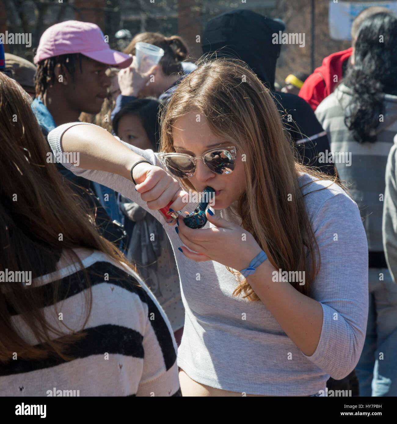 Ann Arbor, Michigan, USA. 1er avril 2017. Des milliers ont participé au congrès annuel de l'Hash Bash, une tradition de 45 ans à l'Université du Michigan. L'événement est consacré à la musique et des discours prônant la légalisation de la marijuana, et pour beaucoup, le fumeur de marijuana. Crédit : Jim West/Alamy Live News Banque D'Images