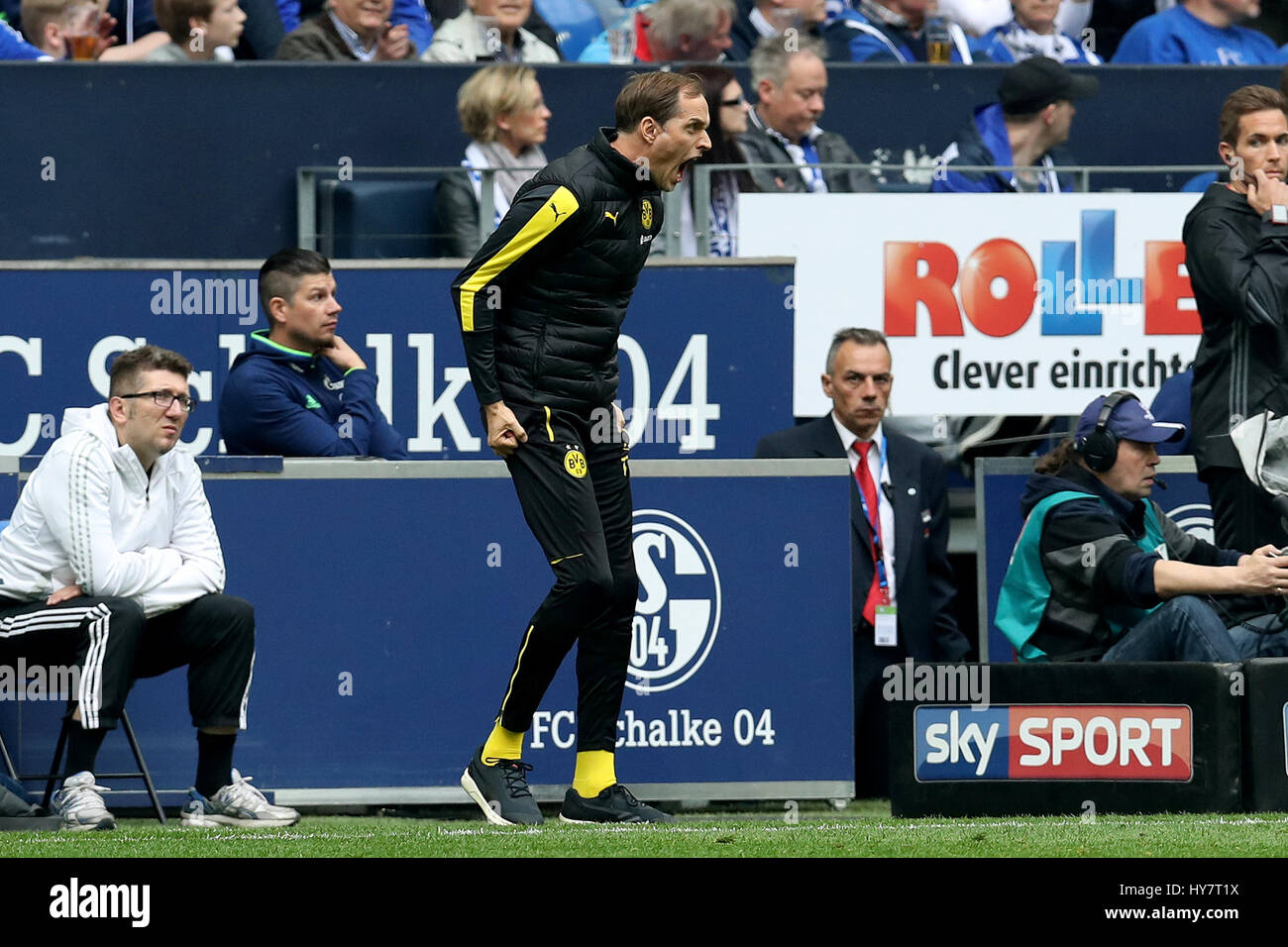 Gelsenkirchen. 1er avril 2017. L'entraîneur Thomas Tuchel (C) du Borussia Dortmund réagit au cours de la Bundesliga match de football entre le FC Schalke 04 et le Borussia Dortmund au Veltins Arena à Gelsenkirchen, Allemagne le 1 avril 2017. Credit : Joachim Bywaletz/Xinhua/Alamy Live News Banque D'Images