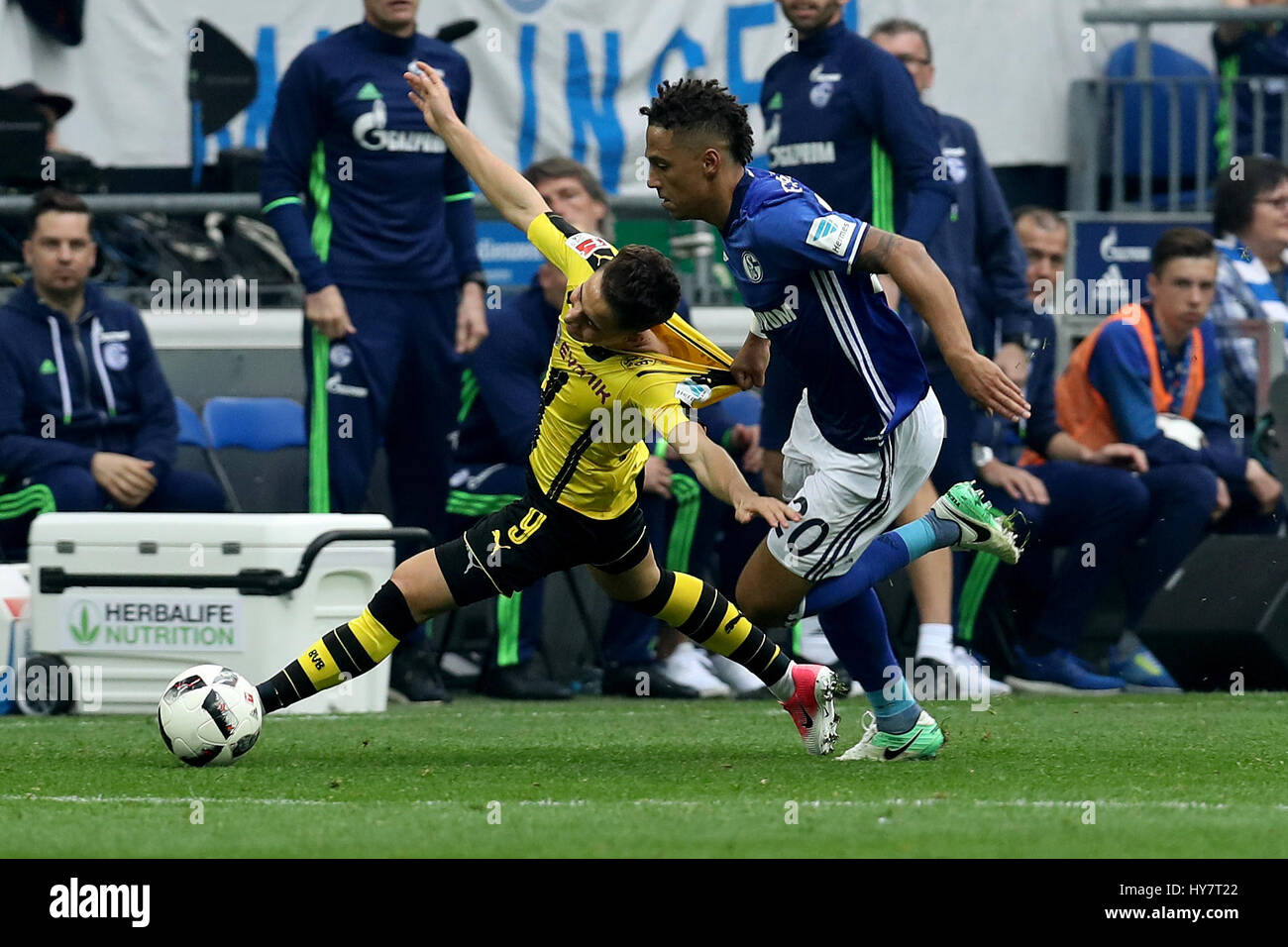 Gelsenkirchen. 1er avril 2017. Thilo Kehrer (R) avant de FC Schalke 04 rivalise avec Emre Mor (L) du Borussia Dortmund lors de la Bundesliga match de foot au Veltins Arena à Gelsenkirchen, Allemagne le 1 avril 2017. Credit : Joachim Bywaletz/Xinhua/Alamy Live News Banque D'Images