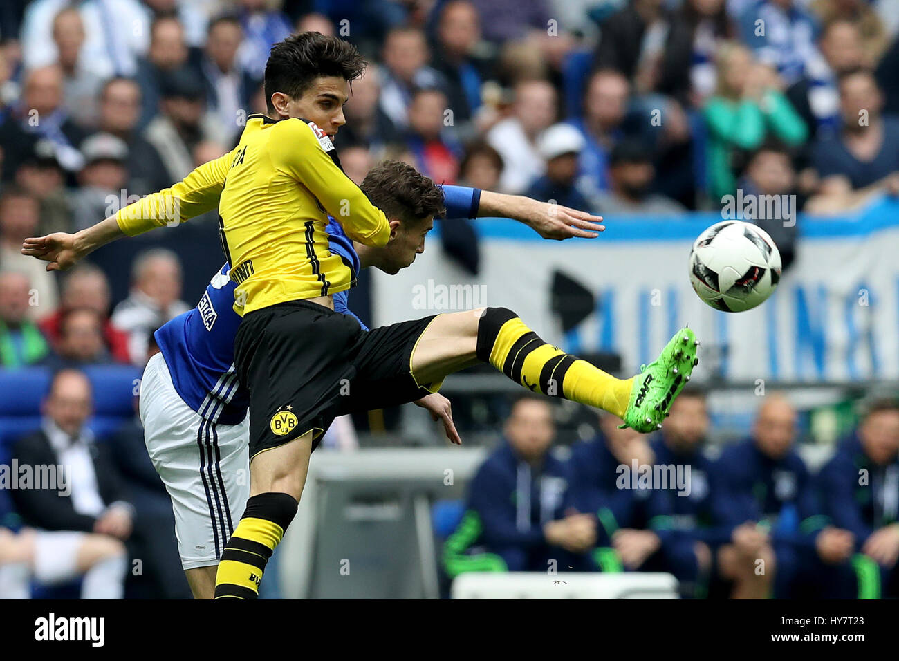 Gelsenkirchen. 1er avril 2017. Matija Nastasic (arrière) de FC Schalke 04 rivalise avec Marc Bartra du Borussia Dortmund lors de la Bundesliga match de foot au Veltins Arena à Gelsenkirchen, Allemagne le 1 avril 2017. Credit : Joachim Bywaletz/Xinhua/Alamy Live News Banque D'Images