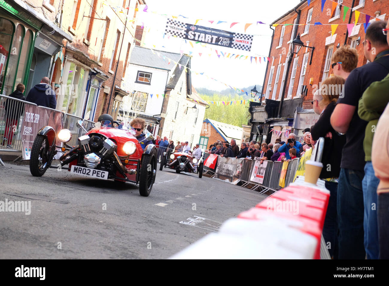 Vitesse Bromyard Herefordshire, Festival, UK - Avril 2017 - Alimentation par le vrombissement centre ville de Bromyard que fans watch à Bromyard pour le 2e Festival de vitesse. La photo montre une voiture à trois roues Morgan. Photo Steven Mai / Alamy Live News Banque D'Images