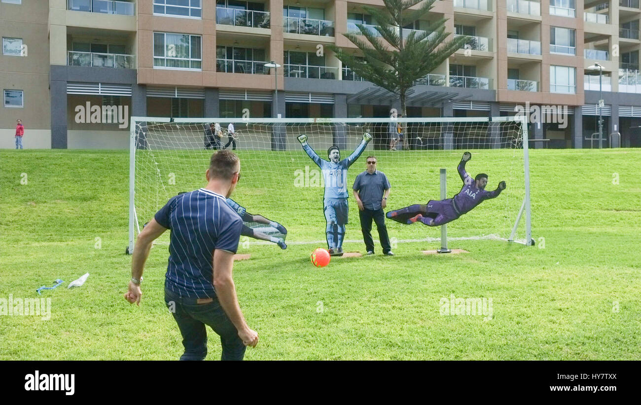 Adelaide en Australie. Le 02 avril 2017. Les membres du club de supporters de Tottenham à Adélaïde faire ressortir le carton découpé de leurs joueurs préférés et les éperons gardien Hugo Lloris après leur victoire contre l'équipe de Burnley dans la Premier League anglaise Crédit : amer ghazzal/Alamy Live News Banque D'Images