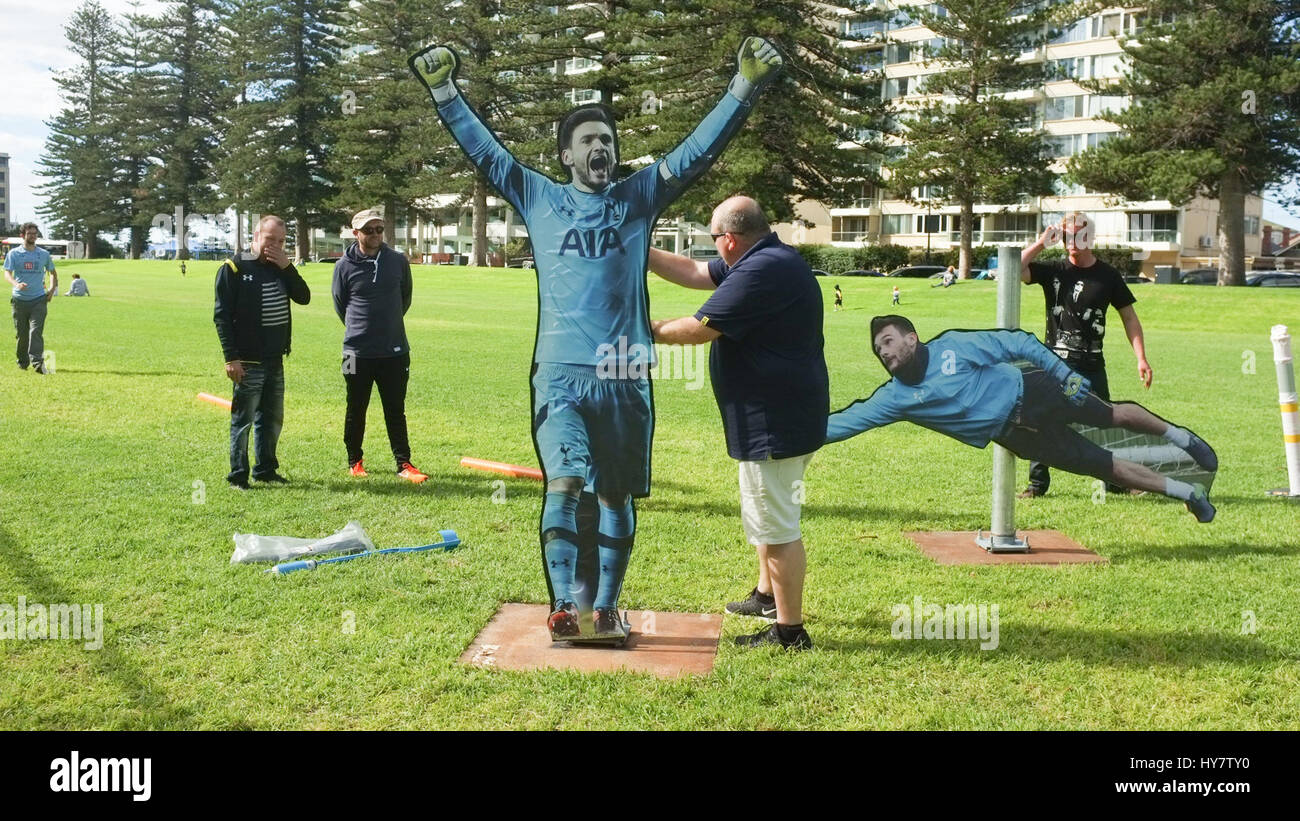 Adelaide en Australie. Le 02 avril 2017. Les membres du club de supporters de Tottenham à Adélaïde faire ressortir le carton découpé de leurs joueurs préférés et les éperons gardien Hugo Lloris après leur victoire contre l'équipe de Burnley dans la Premier League anglaise Crédit : amer ghazzal/Alamy Live News Banque D'Images