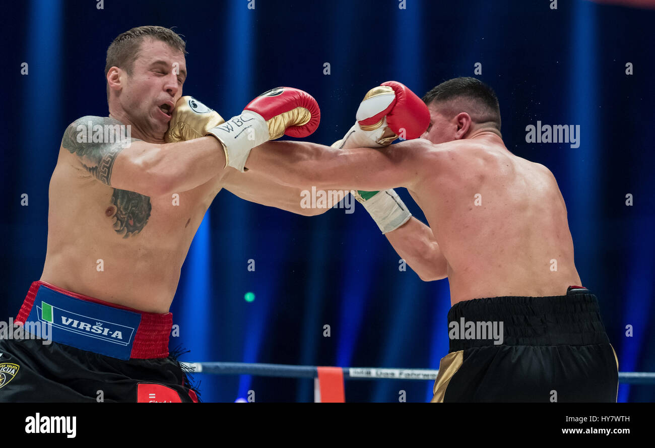 Dortmund, Allemagne. 01 avr, 2017. Boxeur allemand Marco Huck (R) en action contre boxeur letton Mairis Briedis pendant le championnat du monde WBC poids cruiser match à Dortmund, Allemagne, 01 avril 2017. Photo : Guido Kirchner/dpa/Alamy Live News Banque D'Images