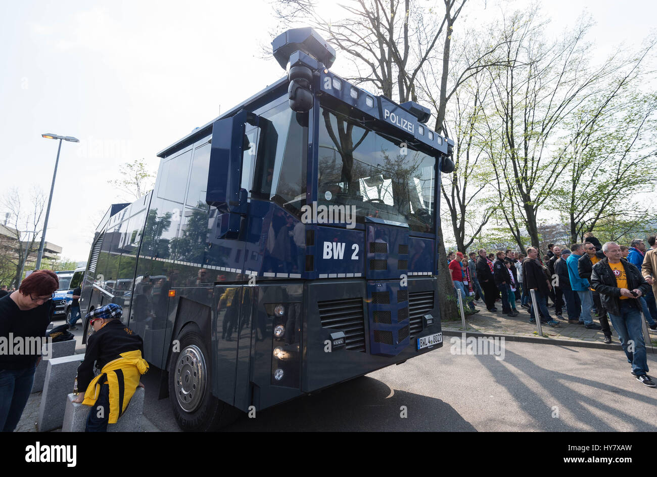 Un canon à eau de la police à Stuttgart, Allemagne, 02 avril 2017. La présence policière est une précaution avant de la Bundesliga allemande 2e match de foot entre VsB Stuttgart et Dynamo Dresden cet après-midi de la Mercedes-Benz arena. Un homme a été aveuglé par un canon à eau de la police lors de manifestations contre le projet de réaménagement de la gare de Stuttgart en 2010. (CONDITIONS D'EMBARGO - ATTENTION : En raison de la lignes directrices d'accréditation, le LDF n'autorise la publication et l'utilisation de jusqu'à 15 photos par correspondance sur internet et dans les médias en ligne pendant le match.) Photo : Daniel Maurer/dpa Banque D'Images