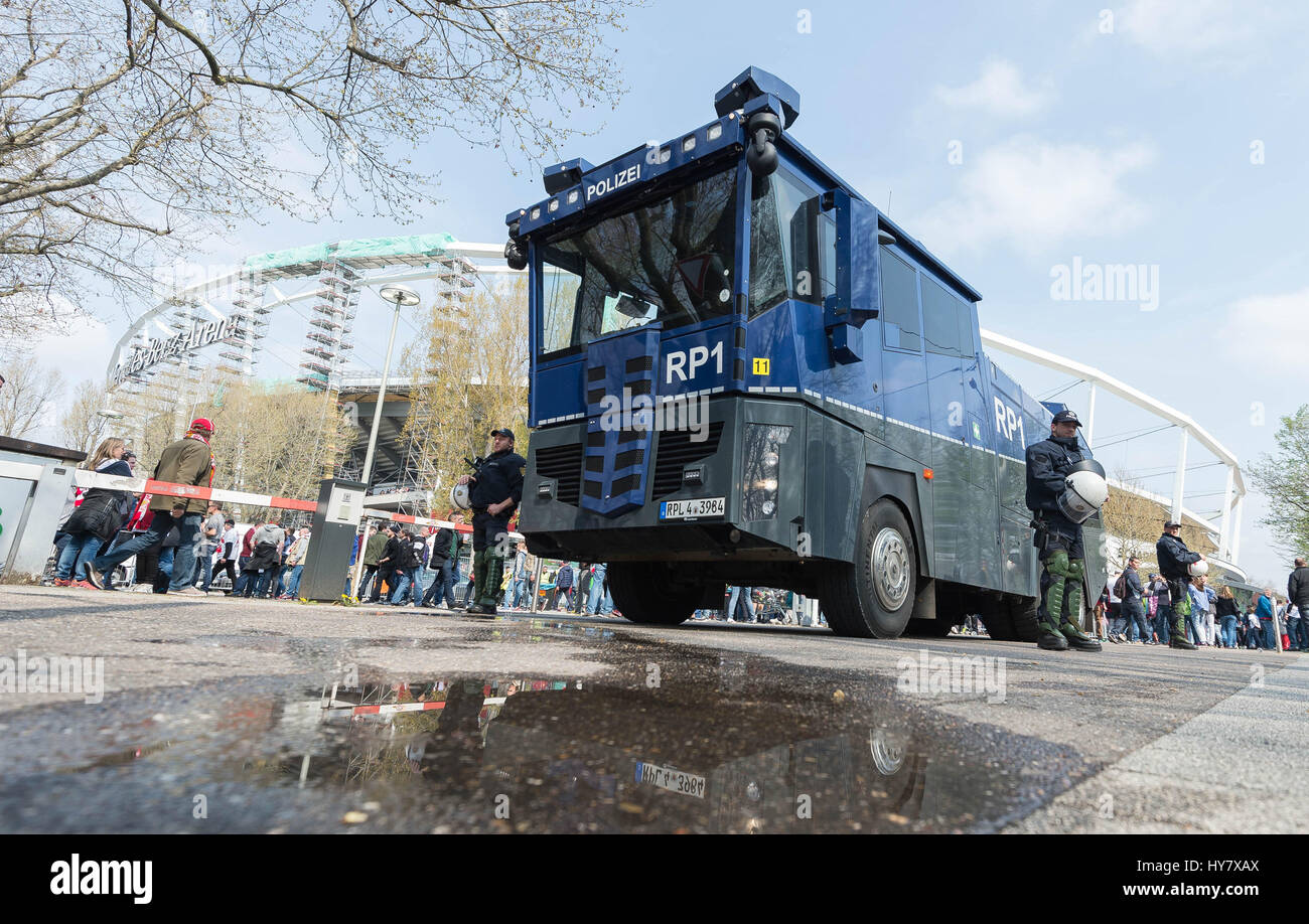 Un canon à eau de la police à Stuttgart, Allemagne, 02 avril 2017. La présence policière est une précaution avant de la Bundesliga allemande 2e match de foot entre VsB Stuttgart et Dynamo Dresden cet après-midi de la Mercedes-Benz arena. Un homme a été aveuglé par un canon à eau de la police lors de manifestations contre le projet de réaménagement de la gare de Stuttgart en 2010. (CONDITIONS D'EMBARGO - ATTENTION : En raison de la lignes directrices d'accréditation, le LDF n'autorise la publication et l'utilisation de jusqu'à 15 photos par correspondance sur internet et dans les médias en ligne pendant le match.) Photo : Daniel Maurer/dpa Banque D'Images