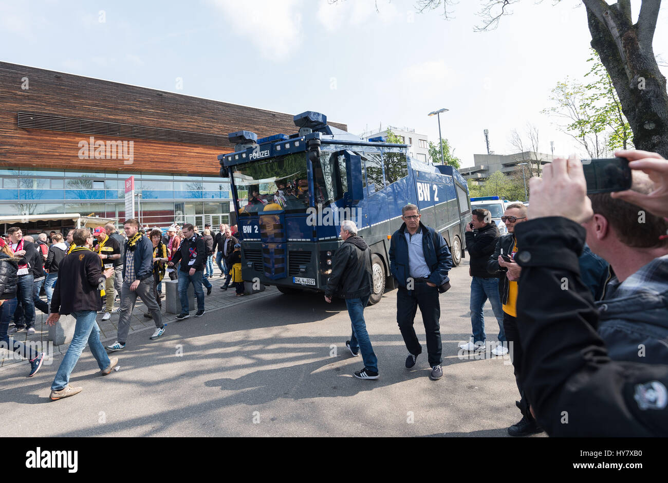 Un canon à eau de la police à Stuttgart, Allemagne, 02 avril 2017. La présence policière est une précaution avant de la Bundesliga allemande 2e match de foot entre VsB Stuttgart et Dynamo Dresden cet après-midi de la Mercedes-Benz arena. Un homme a été aveuglé par un canon à eau de la police lors de manifestations contre le projet de réaménagement de la gare de Stuttgart en 2010. (CONDITIONS D'EMBARGO - ATTENTION : En raison de la lignes directrices d'accréditation, le LDF n'autorise la publication et l'utilisation de jusqu'à 15 photos par correspondance sur internet et dans les médias en ligne pendant le match.) Photo : Daniel Maurer/dpa Banque D'Images