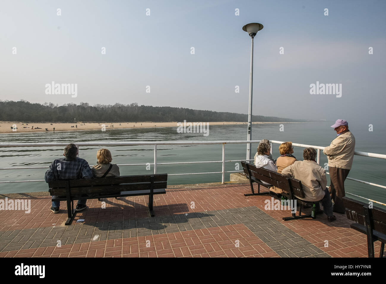 Gdansk, Pologne. 09Th avr, 2017. Les gens enjoing beau temps, à l'embarcadère de Gdansk Brzezno, sur la côte de la mer Baltique sont vus à Gdansk, Pologne le 2 avril 2017 . Avec des températures proches de 20 degrés Celsius, le ressort definetly est venu de Pologne. Les météorologues prévoient quelques jours de beau temps en Espagne Credit : Michal Fludra/Alamy Live News Banque D'Images