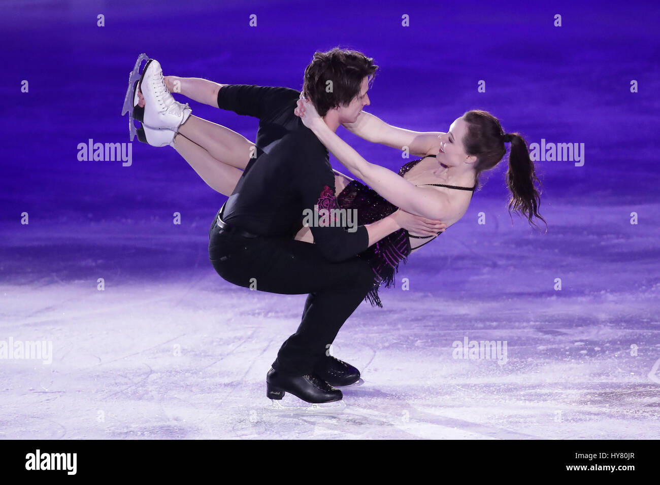 Helsinki, Finlande. 2ème apr 2017. Tessa Virtue (R) et Scott Moir du Canada effectuer lors de l'exposition au programme ISU World Figure Skating Championships 2017 à Helsinki, Finlande, le 2 avril 2017. Credit : Matti Matikainen/Xinhua/Alamy Live News Banque D'Images