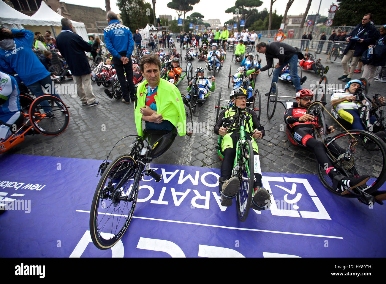 (170402) -- ROME, 2 avril 2017 (Xinhua) -- un ancien pilote de F1 et paracyclist, l'italien Alex Zanardi (L), est prête avant le début de la 23e Marathon de Rome en Italie, le 2 avril 2017. (Xinhua/Jin Yu) Banque D'Images