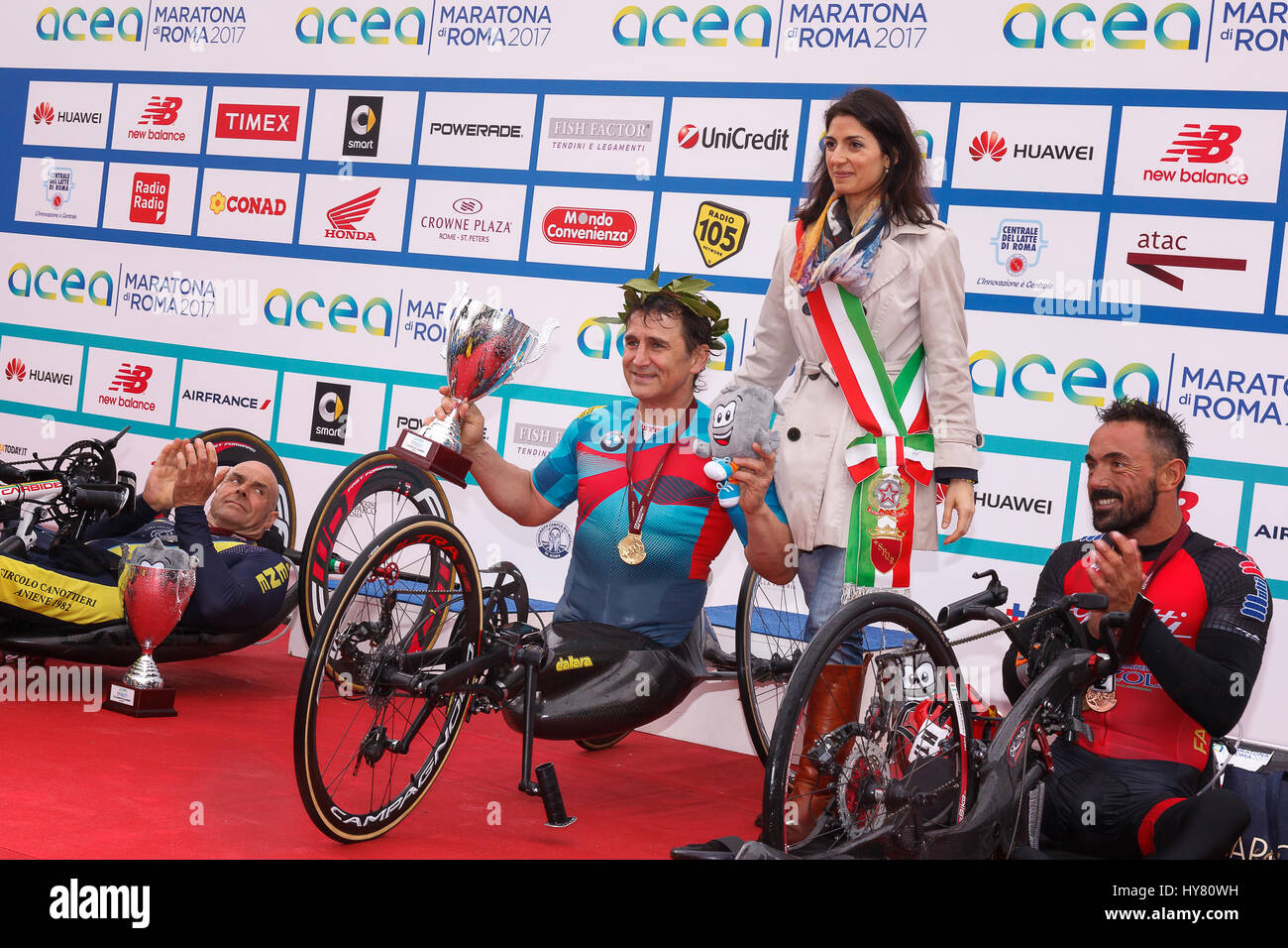 Rome, Italie. 09Th avr, 2017. Alex Zanardi, est le gagnant de la course de vélo à main 23e Marathon de Rome. Ensemble sur scène avec le maire Virginie Raggi pendant la cérémonie de remise des prix. Credit : Polifoto/Alamy Live News Banque D'Images