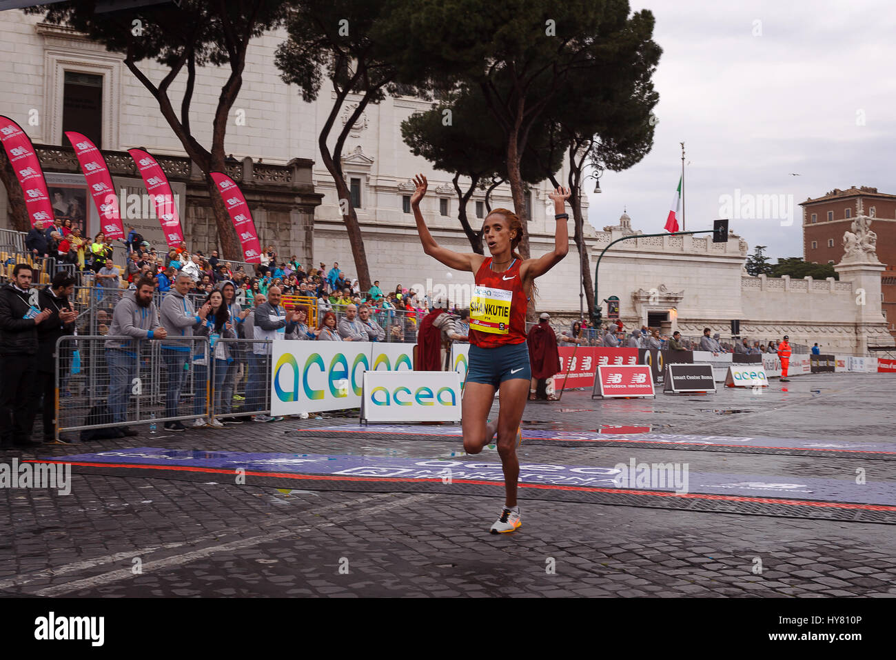 Rome, Italie. 09Th avr, 2017. Shankutie Mestawot Tadesse a remporté la deuxième place chez les dames, le 23e Marathon de Rome. Shankutie à son arrivée à la ligne d'arrivée. Credit : Polifoto/Alamy Live News Banque D'Images