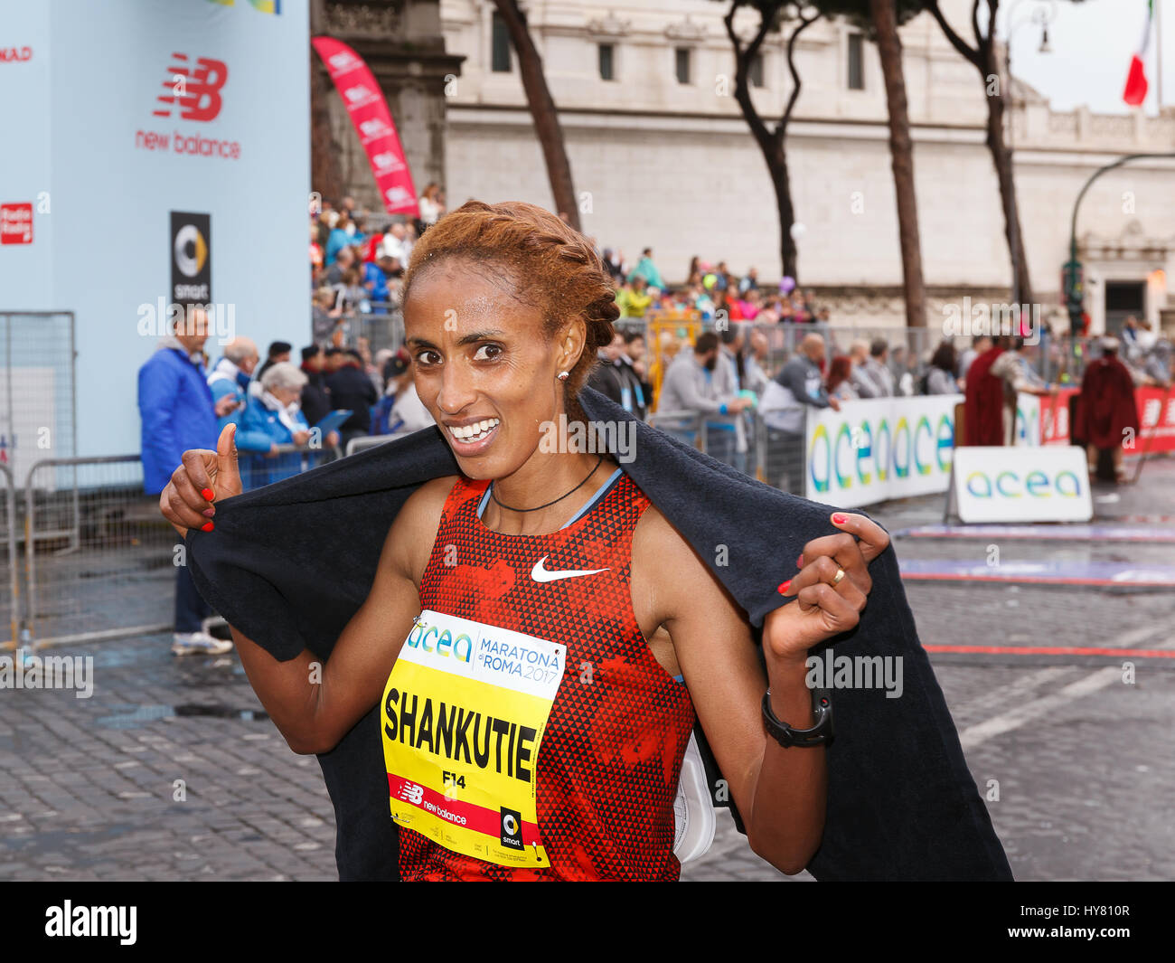 Rome, Italie. 09Th avr, 2017. Shankutie Mestawot Tadesse a remporté la deuxième place chez les dames, le 23e Marathon de Rome. Shankutie à son arrivée à la ligne d'arrivée. Credit : Polifoto/Alamy Live News Banque D'Images